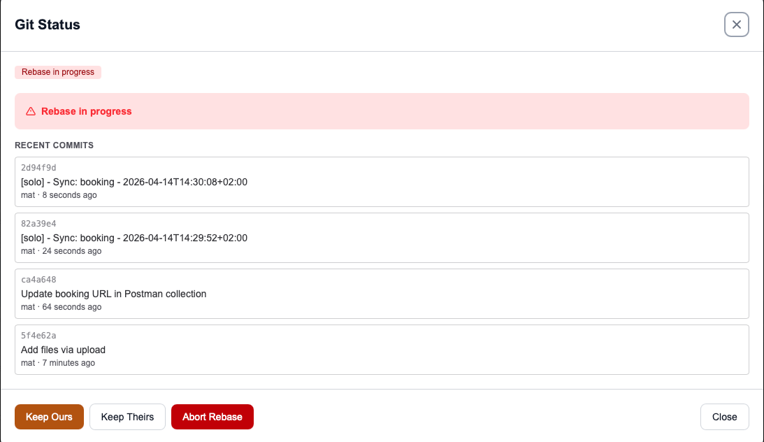 Il pannello di sincronizzazione Git che mostra un conflitto (con l'icona del fulmine) e i pulsanti 'Keep Ours' / 'Keep Theirs' pronti per essere cliccati.
