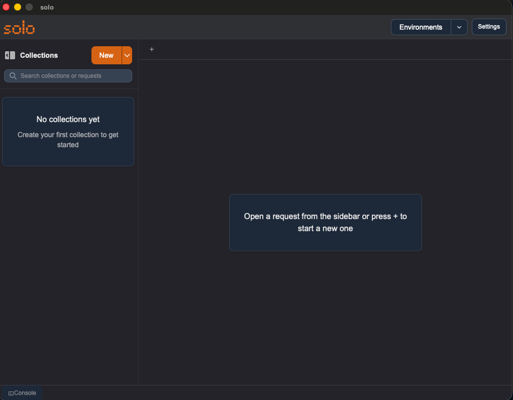 Mostra la dashboard principale di Solo con la sidebar a sinistra contenente alcune collezioni e il builder centrale vuoto con il logo Solo. L'interfaccia deve essere in modalità Dark.